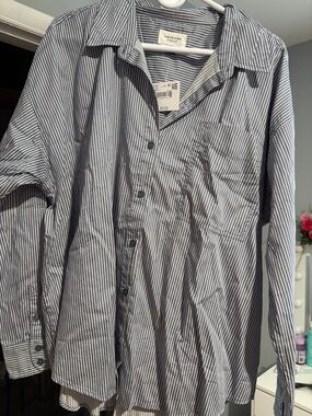 American Eagle Outfitters Navy and White Striped Men's Button-Down Shirt
